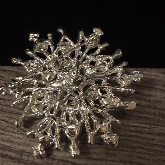 Elegant Silver and Pearl Brooch | Snowflake ❄️ | Holiday - Picture 2 of 2